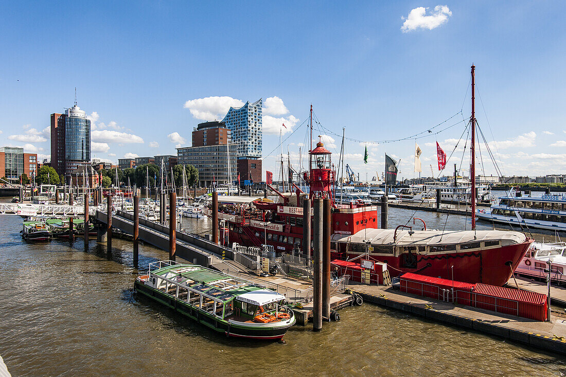 Hamburgs neue Elbphilharmonie und Blick auf den Sportboothafen, moderne Architektur in Hamburg, Hamburg, Nordeutschland, Deutschland