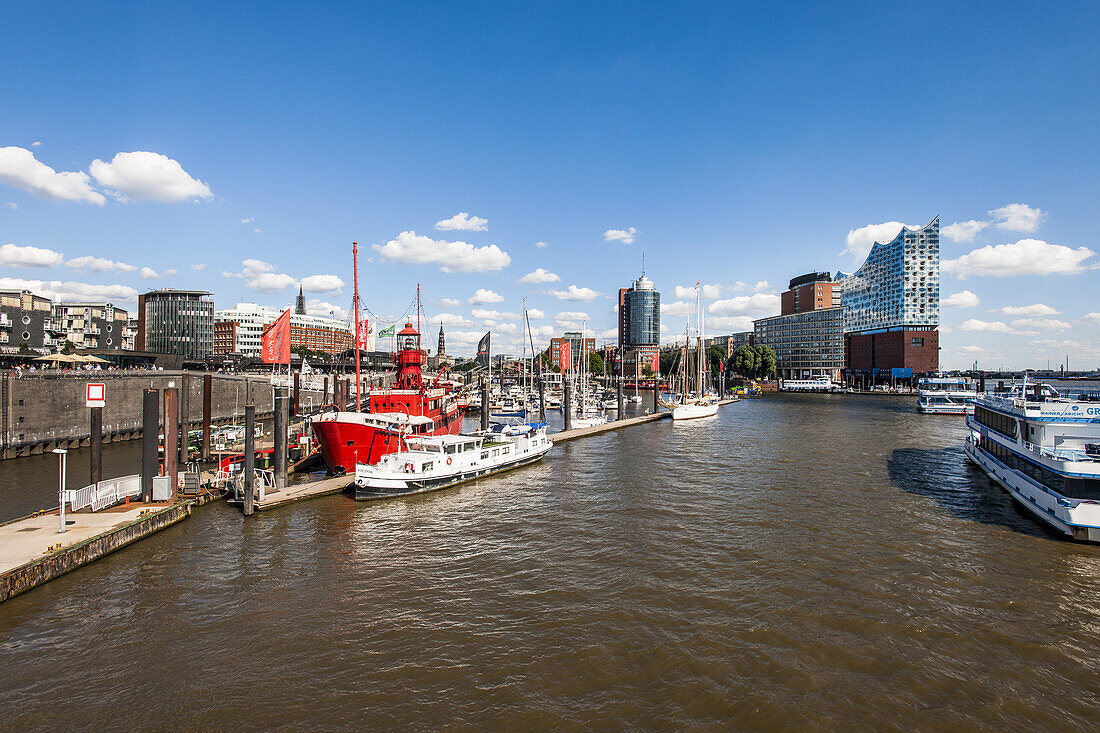 Hamburgs neue Elbphilharmonie und Blick auf den Sportboothafen, moderne Architektur in Hamburg, Hamburg, Nordeutschland, Deutschland