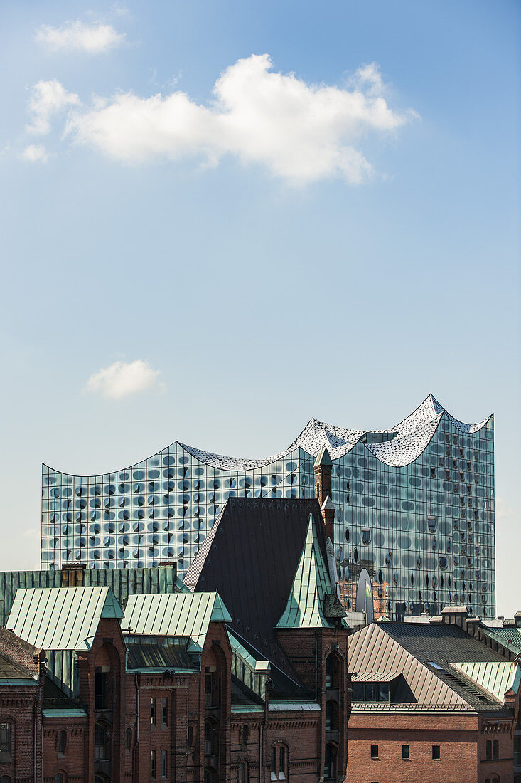 Hamburgs neue Elbphilharmonie und alte Kontorhäuser in der Speicherstadt, moderne Architektur in Hamburg, Hamburg, Nordeutschland, Deutschland