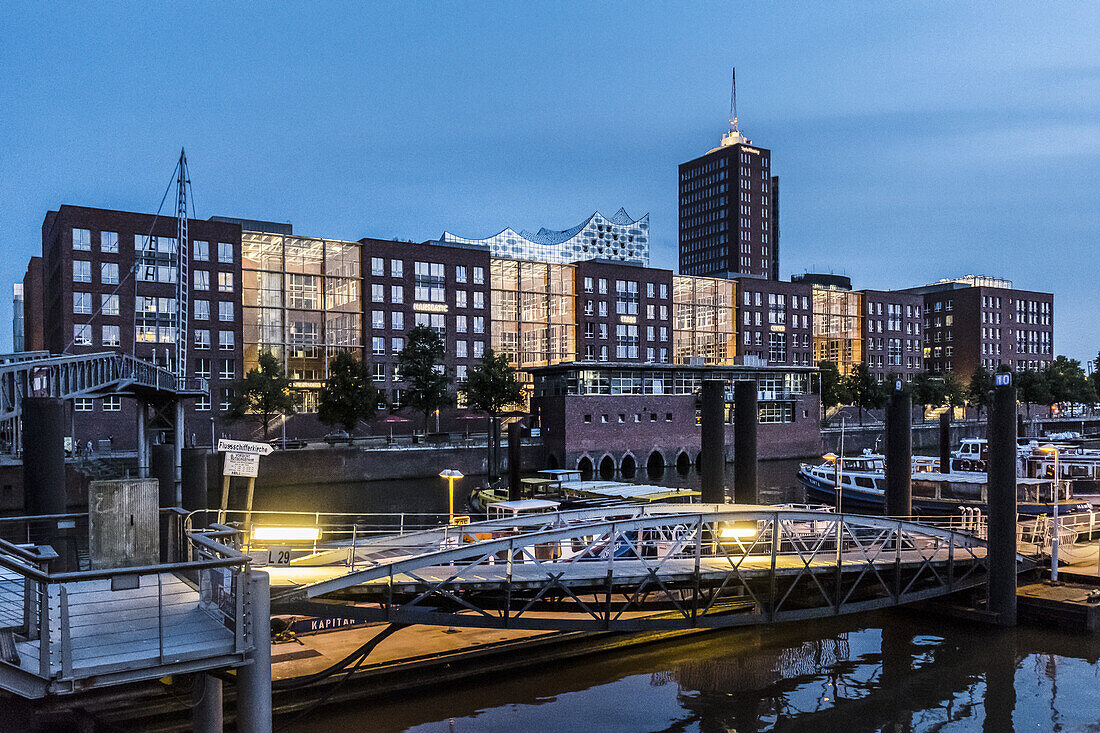 Hamburgs neue Elbphilharmonie in der Abenddämmerung, moderne Architektur in Hamburg, Hamburg, Nordeutschland, Deutschland