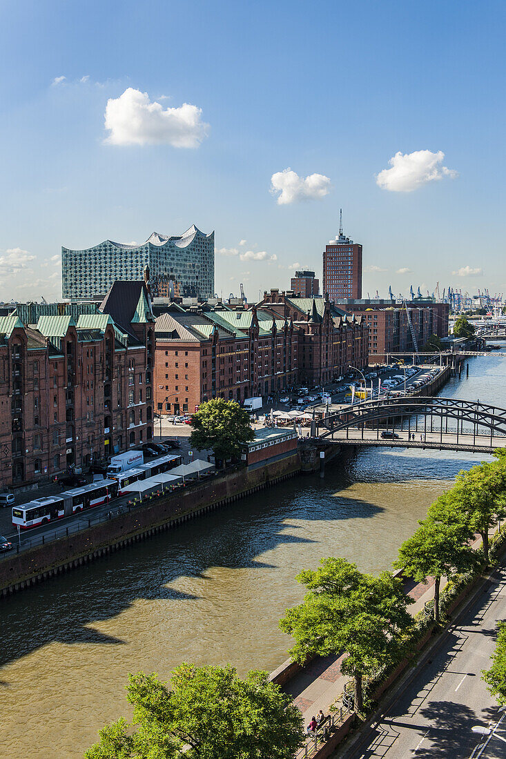 Hamburgs neue Elbphilharmonie und alte KontorhÃ¤user in der Speicherstadt, moderne Architektur in Hamburg, Hamburg, Nordeutschland, Deutschland