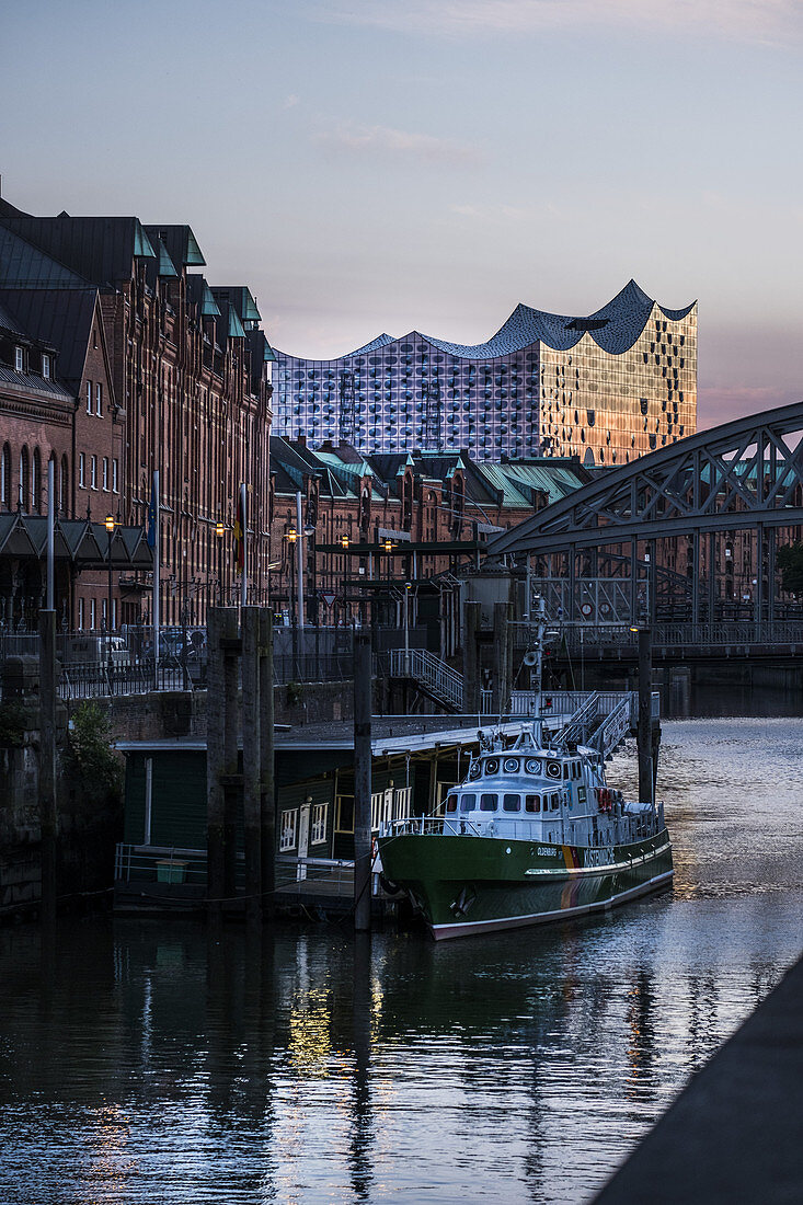 Hamburgs neue Elbphilharmonie und alte Kontorhäuser in der Abenddämmerung, moderne Architektur in Hamburg, Hamburg, Nordeutschland, Deutschland
