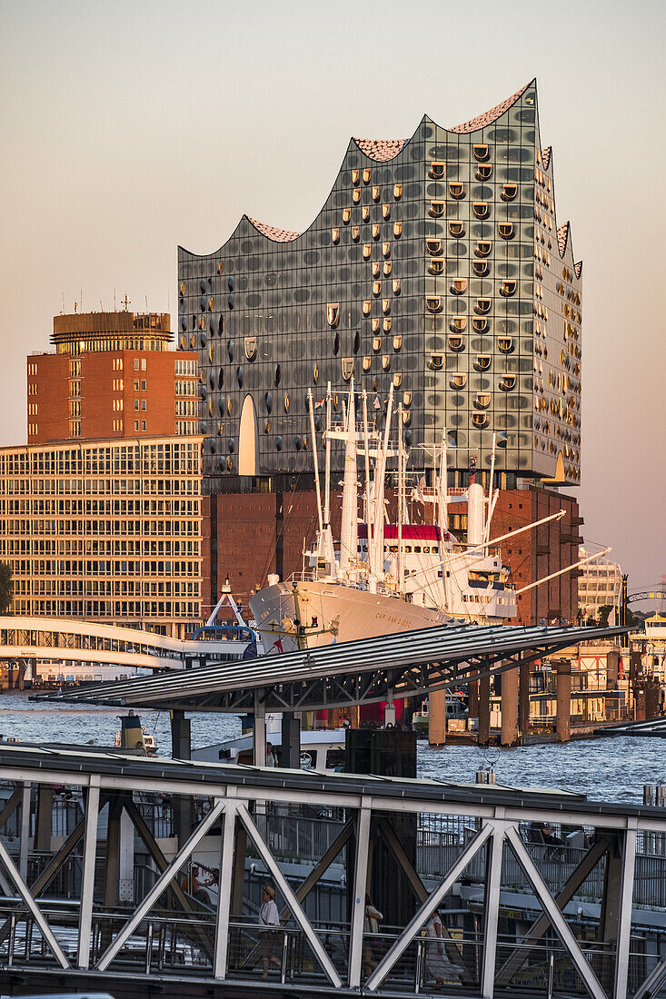 Hamburgs neue Elbphilharmonie in der Abendsonne, moderne Architektur in Hamburg, Hamburg, Nordeutschland, Deutschland