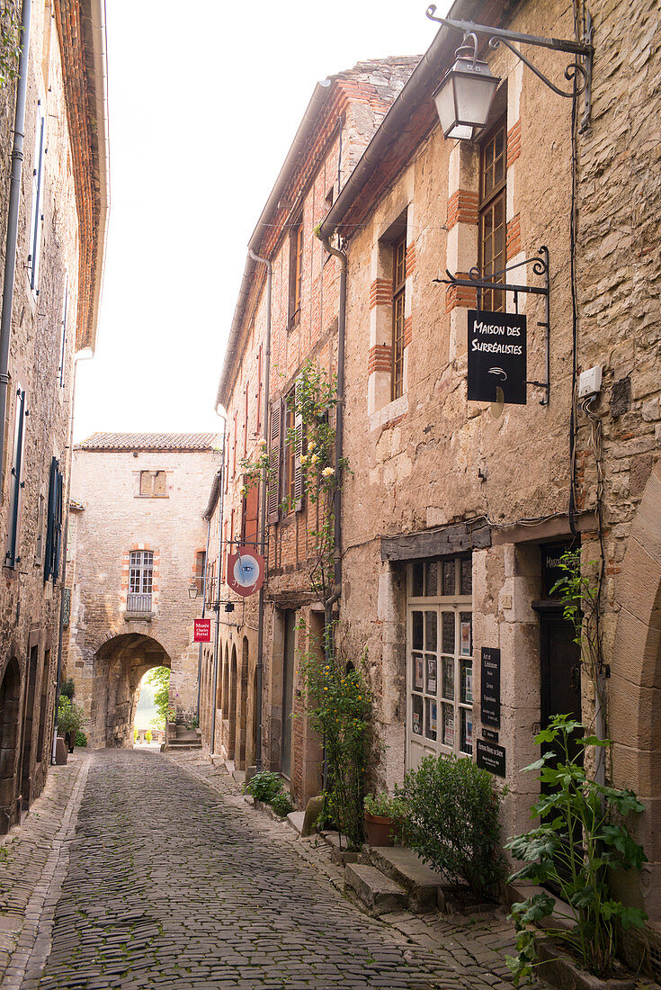 Gasse in Cordes-sur-Ciel, Tarn, Midi-Pyrénées, Frankreich