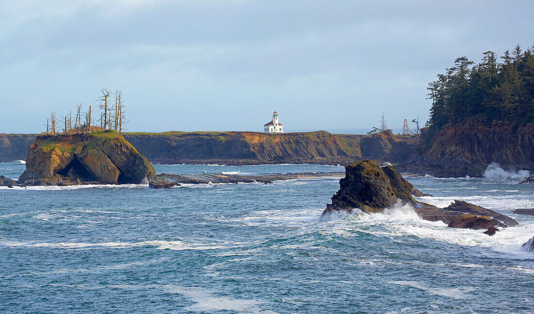 Blick über die <Sunset Bay> mit Cape Arago Lighthouse ,   Sunset Bay State Park , Oregon , USA