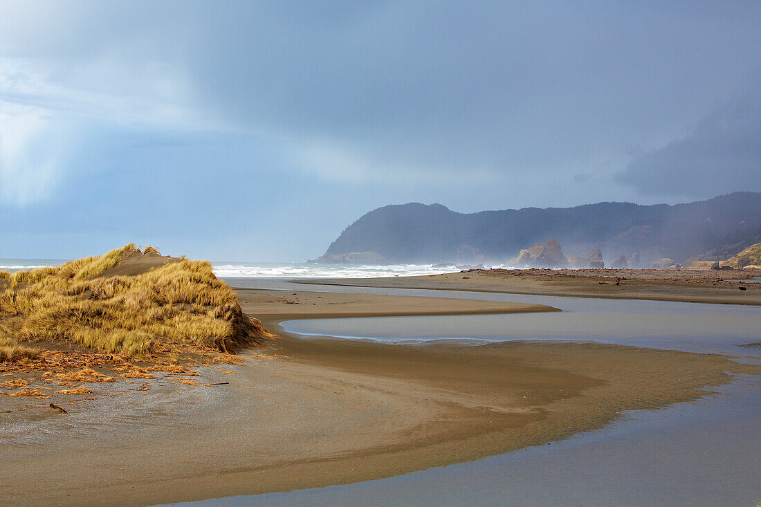 Blick über den Pistol River nach Cape Sebastian , Oregon , USA