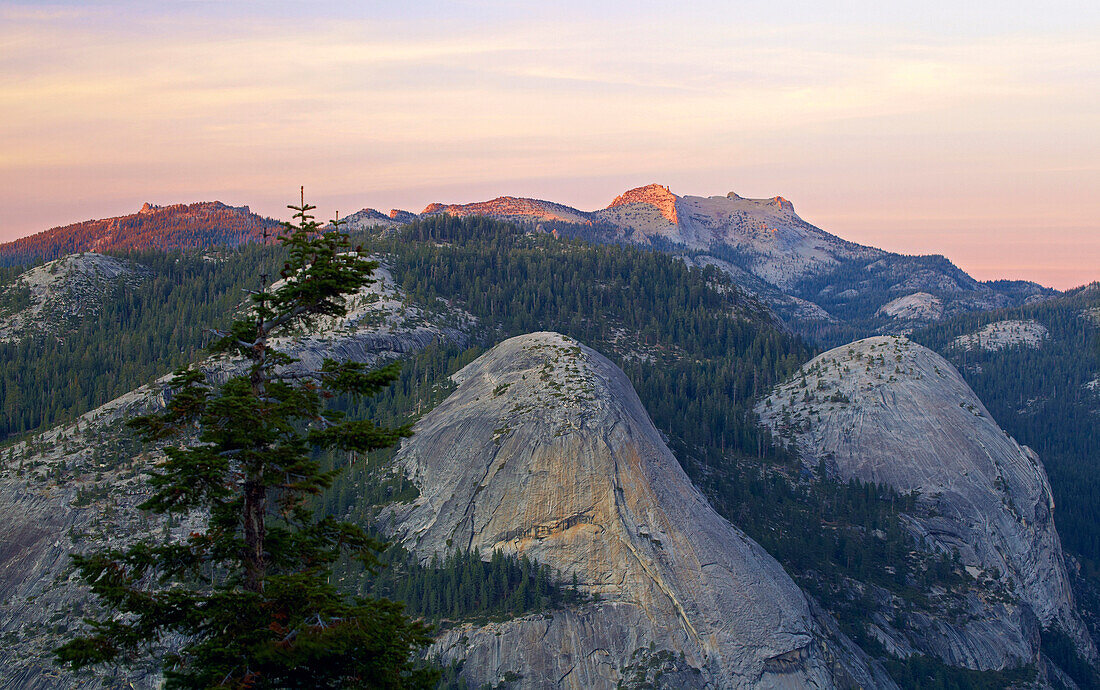 Blick vom Glacier Point auf den North Dome , Yosemite National Park , Sierra Nevada , Kalifornien , U.S.A. , Amerika