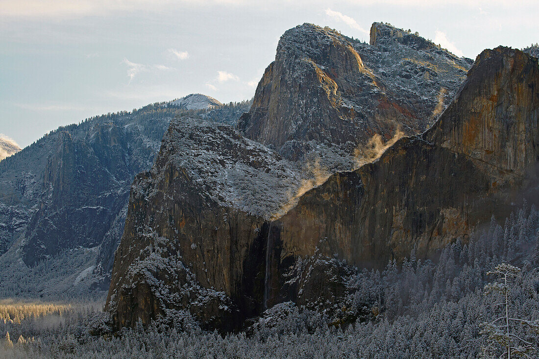 Blick vom Tunnel View auf Yosemite Valley und Bridalveil Fall , Wintereinbruch , Yosemite National Park , Sierra Nevada , Kalifornien , U.S.A. , Amerika