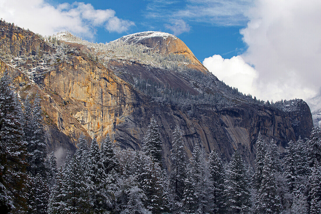 Blick zum North Dome , Wintereinbruch , Yosemite National Park , Sierra Nevada , Kalifornien , U.S.A. , Amerika