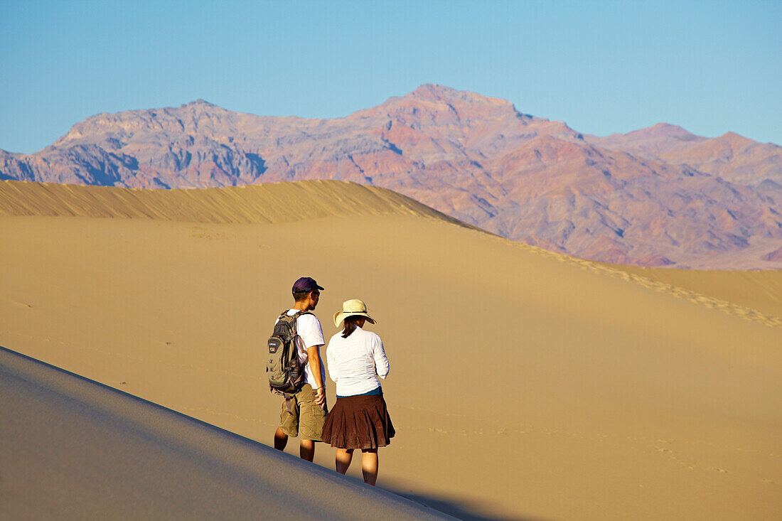 Paar in den Mesquite Flat Sand Dunes bei Stovepipe Wells Village , Amargosa Range , Death Valley National Park , Kalifornien , U.S.A. , Amerika