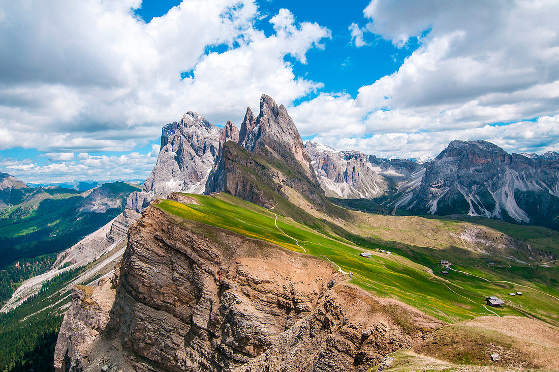 Great view from the top of Seceda mountains (2500m) on the bigs rocky peaks, up Val di Funes valley. Dolomiti, Trentino Alto Adige, Italy.