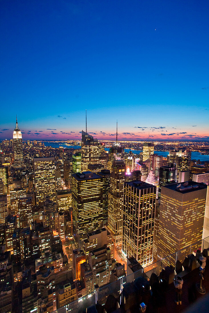 Overlooking the skyscrapers of Manhattan at sunset, New york, USA