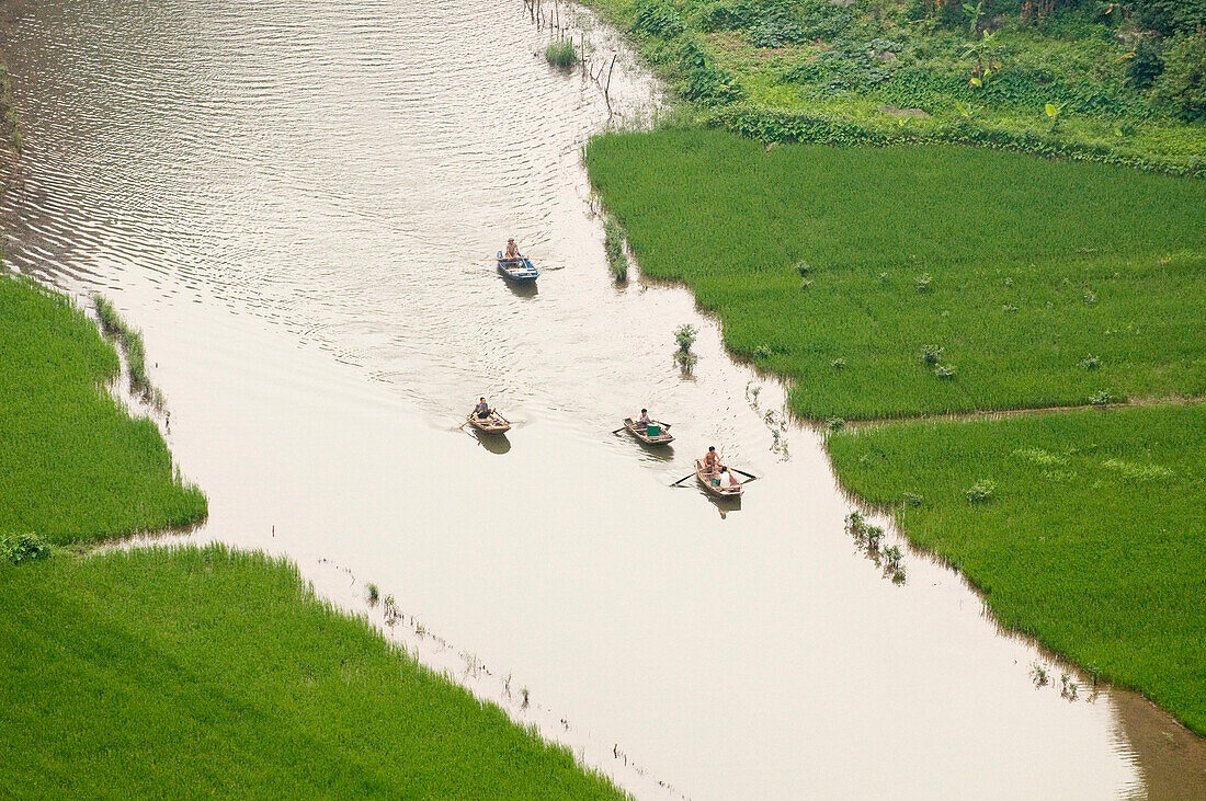Vietnam, Ninh Binh Province, boatmen in the channels Tam Coc