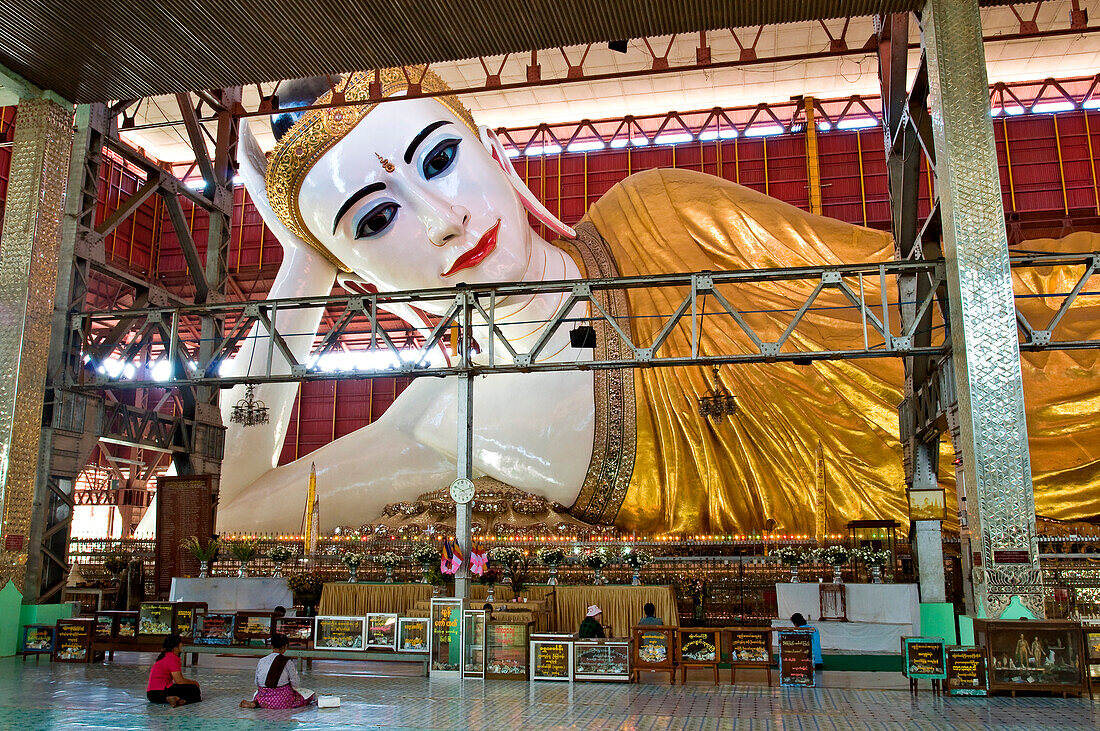 Myanmar (Burma), Yangon Division, Yangon, Shwe Gon Daing District, Chaukhtatgyi Paya Pagoda, reclining cement Buddha covered with gold and decorated with glass mosaics, 70m long