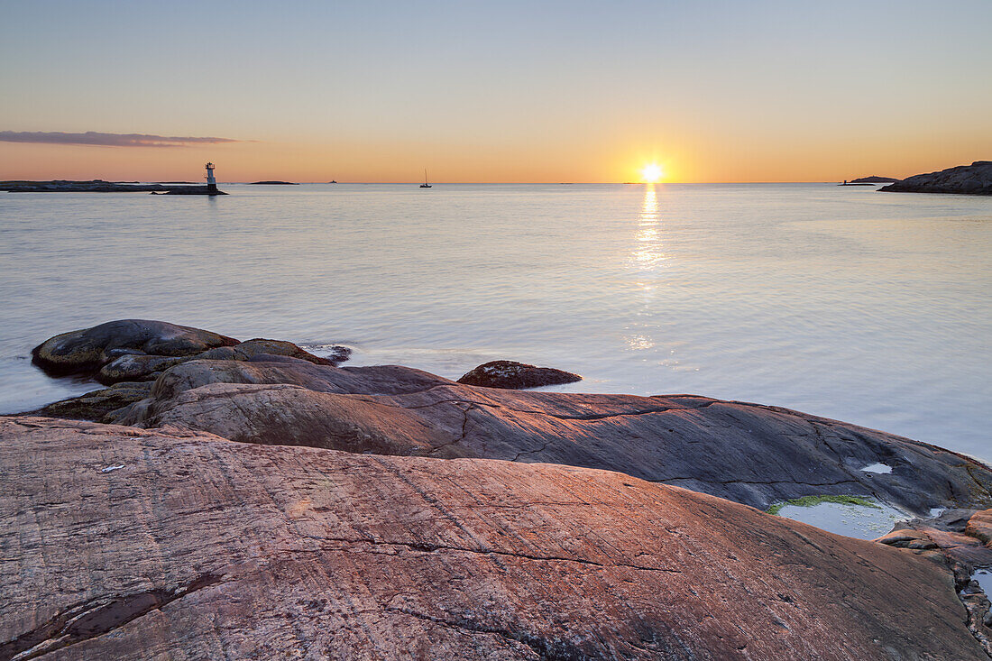 Felsküste auf Insel Hönö, Bohuslän, Västra Götalands Län, Schärengarten Göteborg, Südschweden, Schweden, Nordeuropa, Europa