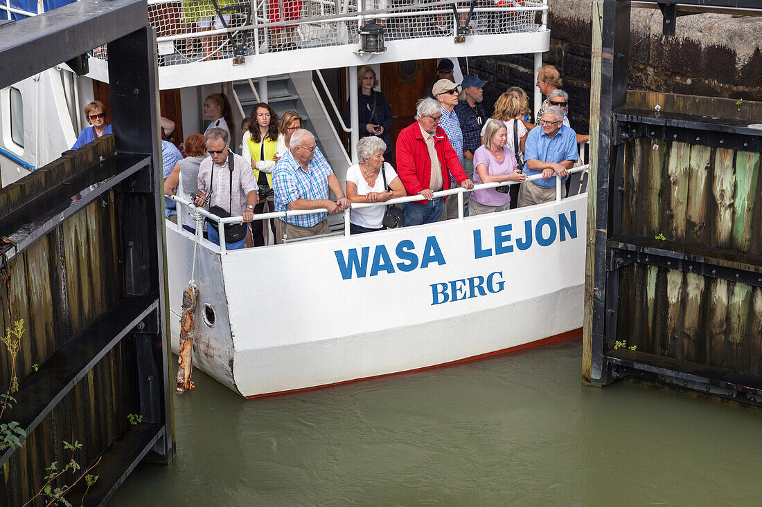 Passagierschiff Wasa Lejon in der Schleuse im Göta-Kanal, Berg, bei Linköping, Östergötland, Südschweden, Schweden, Skandinavien, Nordeuropa, Europa