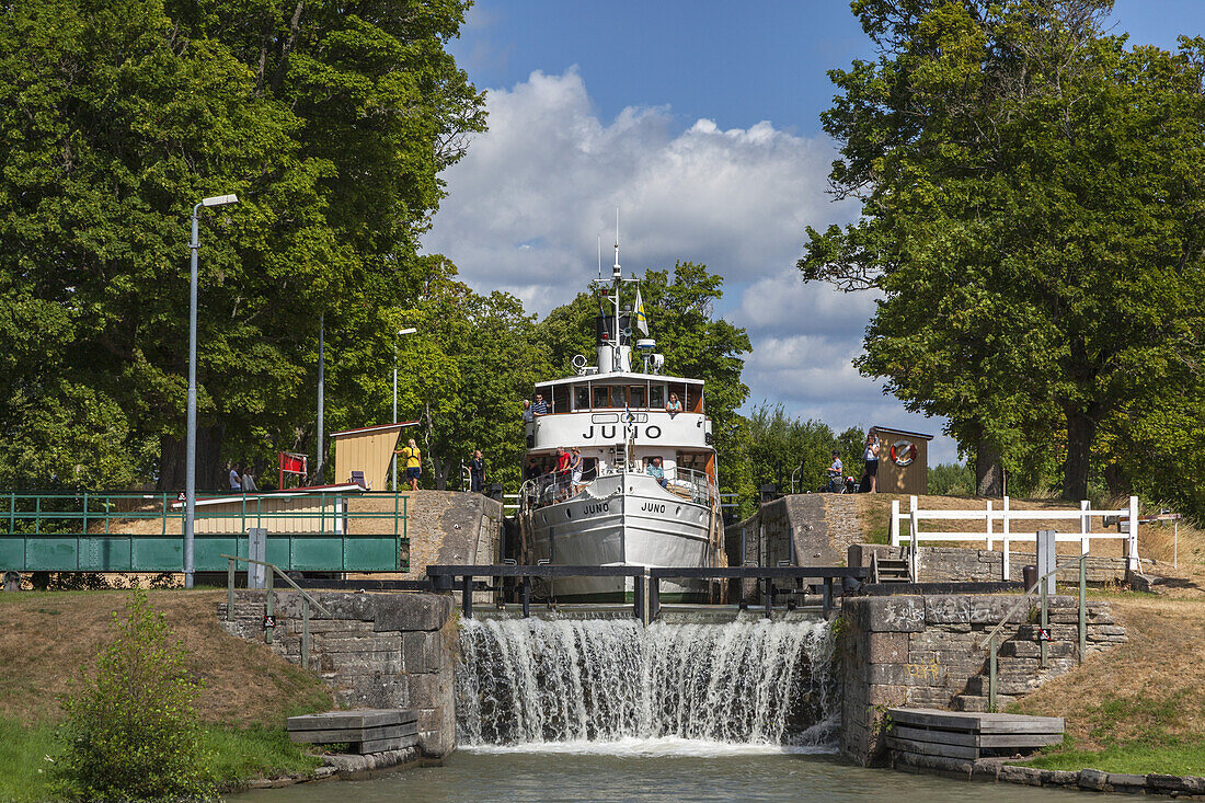 Historisches Dampfschiff Juno in der Schleuse auf dem Göta-Kanal, Berg, bei Linköping, Östergötland, Südschweden, Schweden, Skandinavien, Nordeuropa, Europa