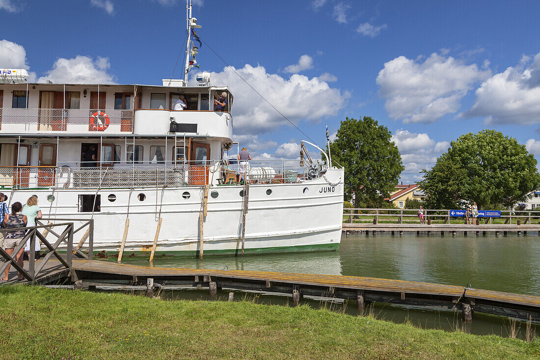 Historisches Dampfschiff Juno in der Schleuse auf dem Göta-Kanal, Berg, bei Linköping, Östergötland, Südschweden, Schweden, Skandinavien, Nordeuropa, Europa