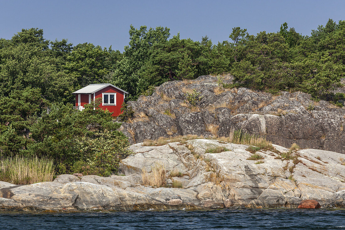 Red cabin in Berg, island of Moeja, Stockholm archipelago, Uppland, Stockholms land, South Sweden, Sweden, Scandinavia, Northern Europe