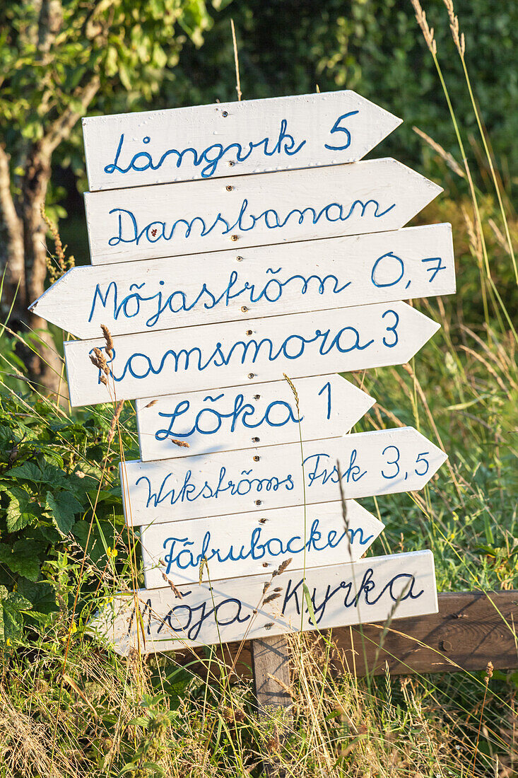 Signpost in Berg, island of Moeja, Stockholm archipelago, Uppland, Stockholms land, South Sweden, Sweden, Scandinavia, Northern Europe