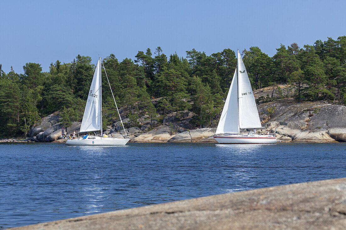 Segelboote im Stockholmer Schärengarten vor der Insel Finnhamn, Stockholms skärgård, Uppland, Stockholms län, Südschweden, Schweden, Skandinavien, Nordeuropa, Europa