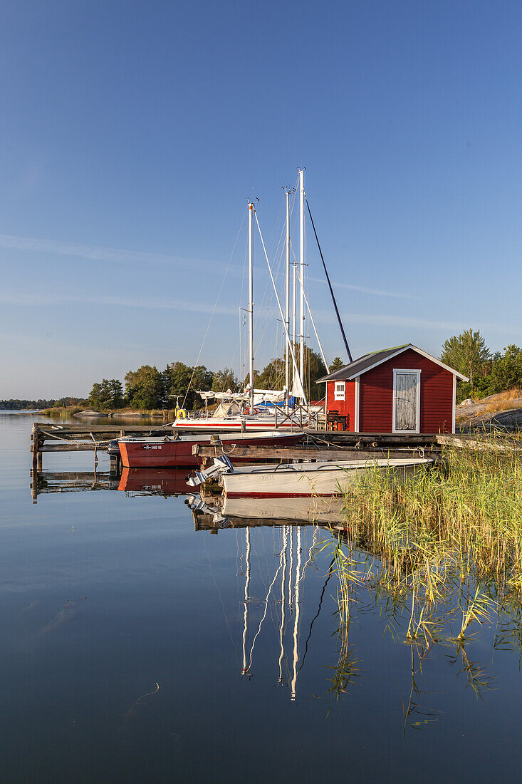 Saling boat in Berg on the island of Moeja in Stockholm archipelago, Uppland, Stockholms land, South Sweden, Sweden, Scandinavia, Northern Europe