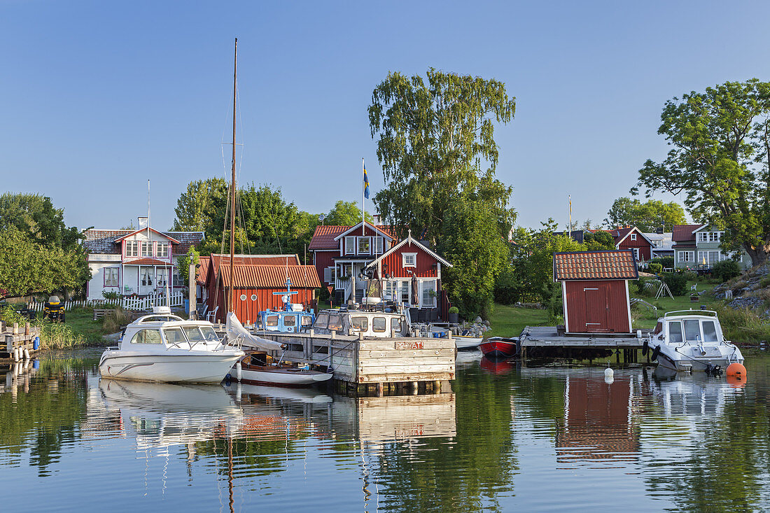 Hafen in Berg auf der Insel Möja im Stockholmer Schärengarten, Stockholms skärgård, Uppland, Stockholms län, Südschweden, Schweden, Skandinavien, Nordeuropa, Europa