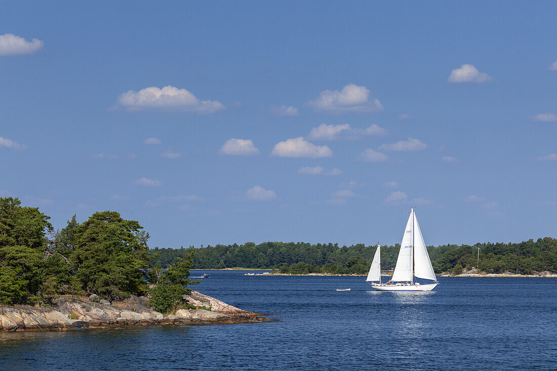 Segelboot in den Schären vor Insel Möja, Stockholmer Schärengarten, Stockholms skärgård, Uppland, Stockholms län, Südschweden, Schweden, Skandinavien, Nordeuropa, Europa