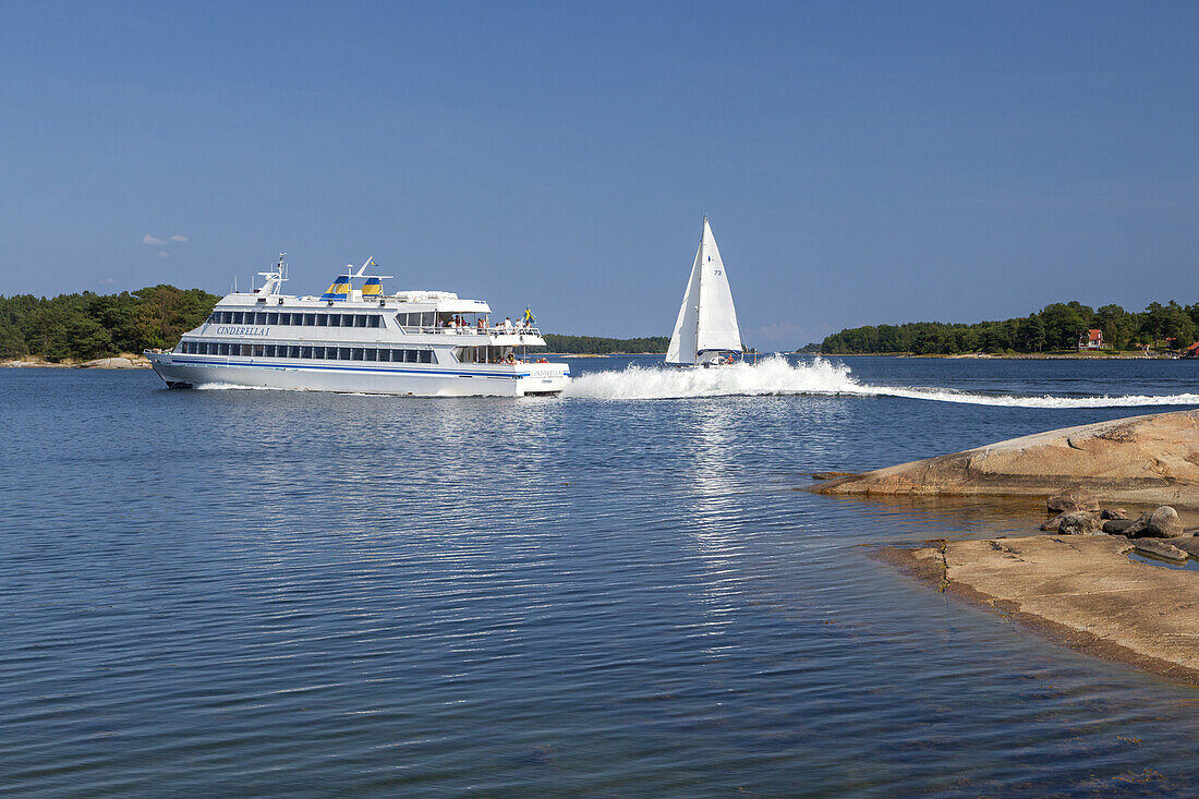 Fähren vor Insel Finnhamn im Stockholmer Schärengarten, Stockholms skärgård, Uppland, Stockholms län, Südschweden, Schweden, Skandinavien, Nordeuropa, Europa