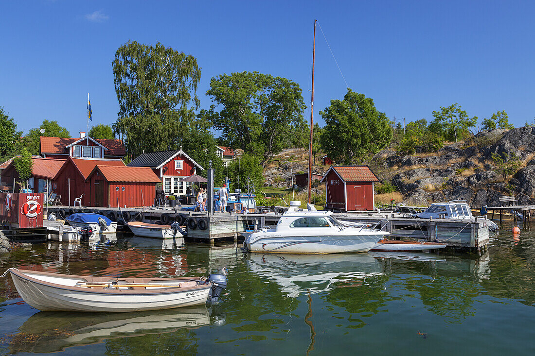 Hafen in Berg auf der Insel Möja im Stockholmer Schärengarten, Stockholms skärgård, Uppland, Stockholms län, Südschweden, Schweden, Skandinavien, Nordeuropa, Europa