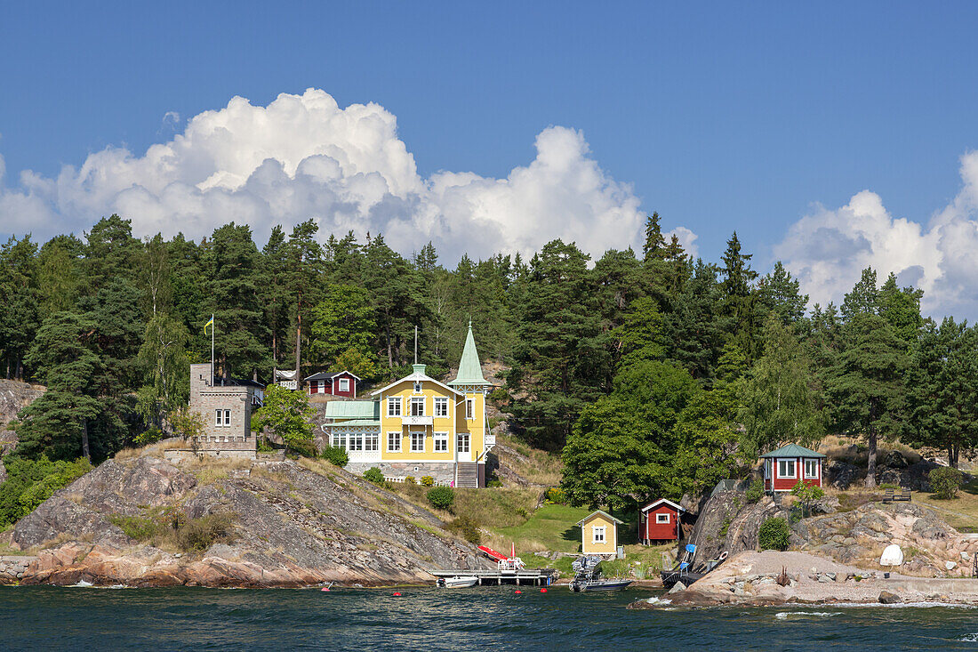 Houses and cabins on an island close to Vaxholm, Stockholm archipelago, Uppland, Stockholms land, South Sweden, Sweden, Scandinavia, Northern Europe