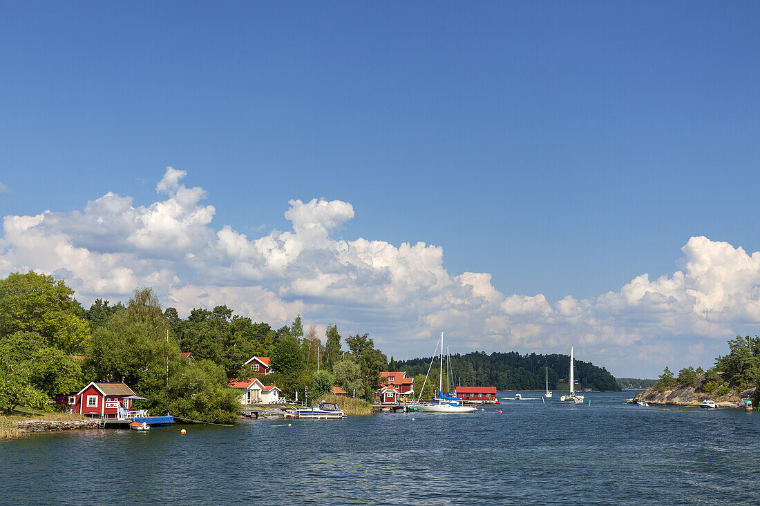 Häuser auf den vorgelagerten Insel vor Vaxholm im Stockholmer Schärengarten, Stockholms skärgård, Uppland, Stockholms län, Südschweden, Schweden, Skandinavien, Nordeuropa, Europa