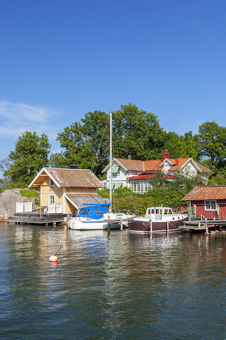Häuser am Meer in Vaxholm am Stockholmer Schärengarten, Stockholms skärgård, Uppland, Stockholms län, Südschweden, Schweden, Skandinavien, Nordeuropa, Europa