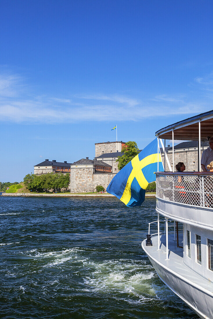 Dampfer Storskär vor der Befestigungsanlage Kastell in Vaxholm, Fahrt in den Stockholmer Schärengarten, Stockholms skärgård, Uppland, Stockholms län, Südschweden, Schweden, Skandinavien, Nordeuropa, Europa