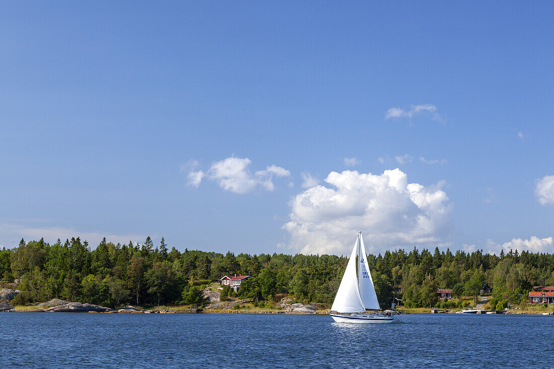 Segelboot auf der Ostsee, Nördlicher Schärengarten vor Stockholm, Kapellskär, Stockholms län, Uppland, Skandinavien, Südschweden, Schweden, Nordeuropa, Europa
