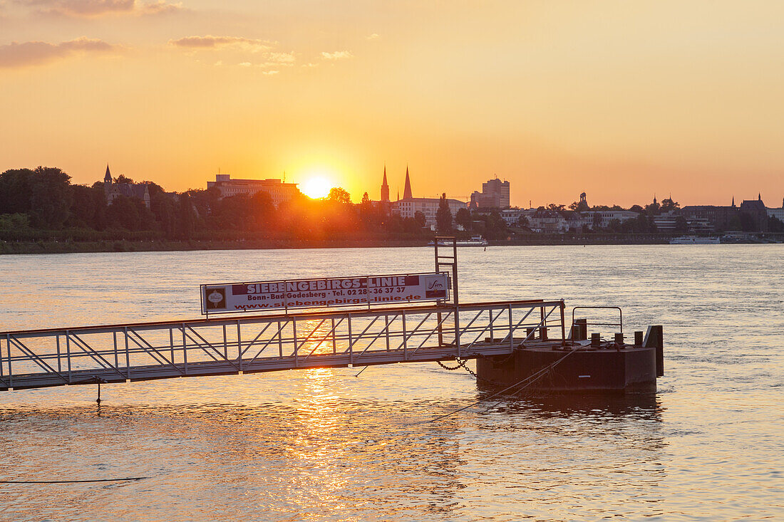 Sonnenuntergang am Rhein bei Bonn, Mittelrheintal, Nordrhein-Westfalen, Deutschland