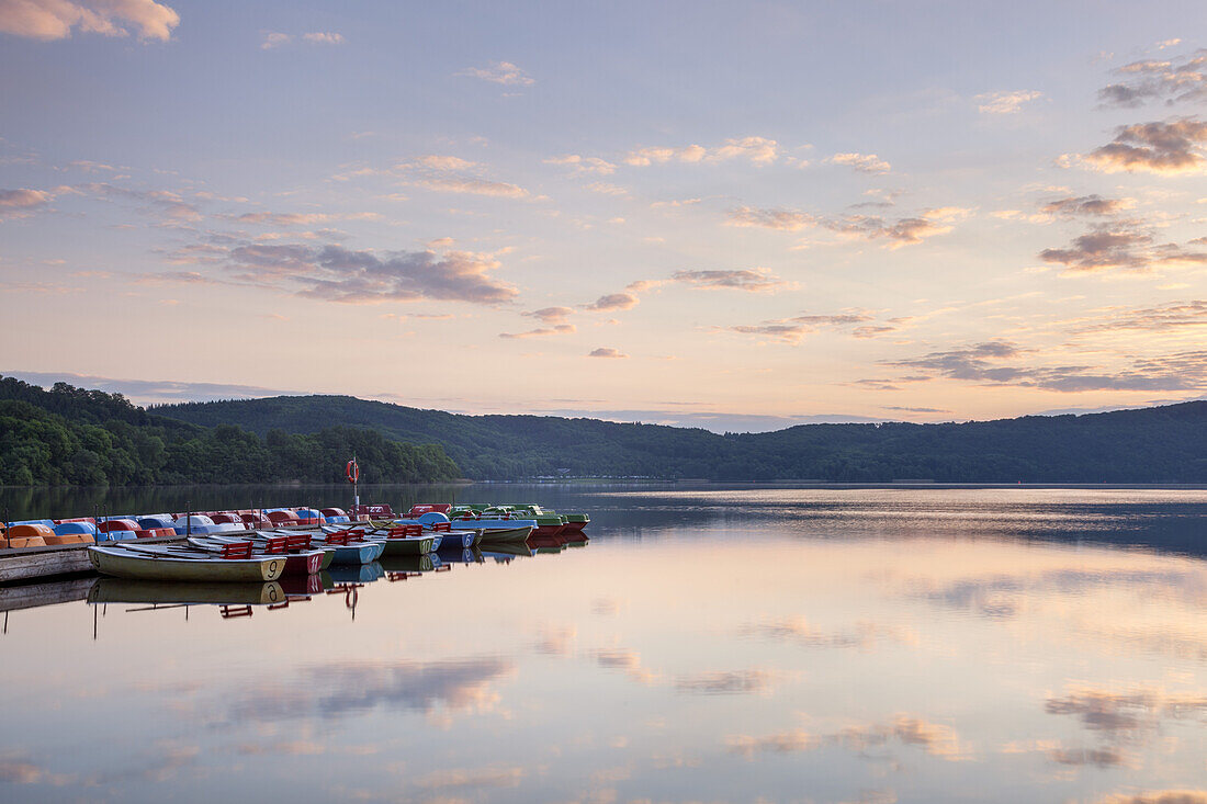 Bootsverleih am Laacher See, bei Glees, Vulkaneifel, Eifel, Rheinland-Pfalz, Deutschland, Europa