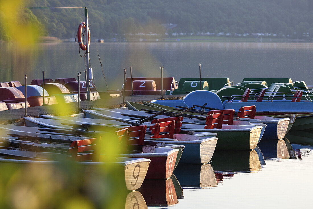 Bootsverleih am Laacher See, bei Glees, Vulkaneifel, Eifel, Rheinland-Pfalz, Deutschland, Europa