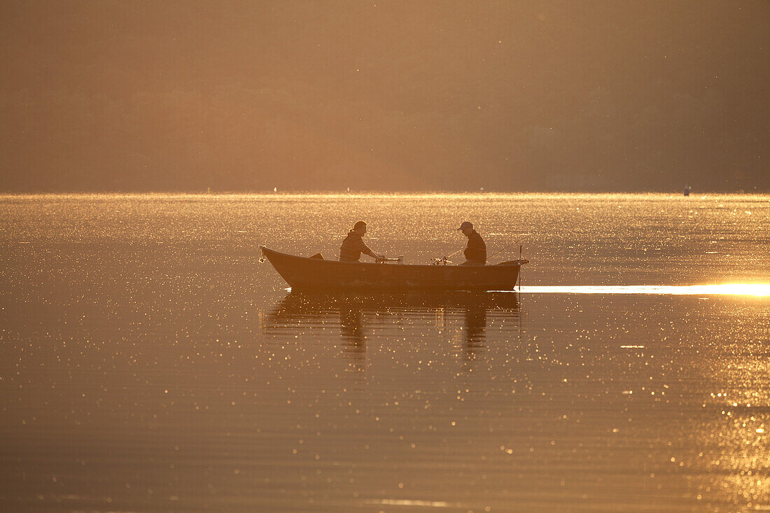 Angler im Morgenlicht auf dem Laacher See, bei Glees, Vulkaneifel, Eifel, Rheinland-Pfalz, Deutschland, Europa