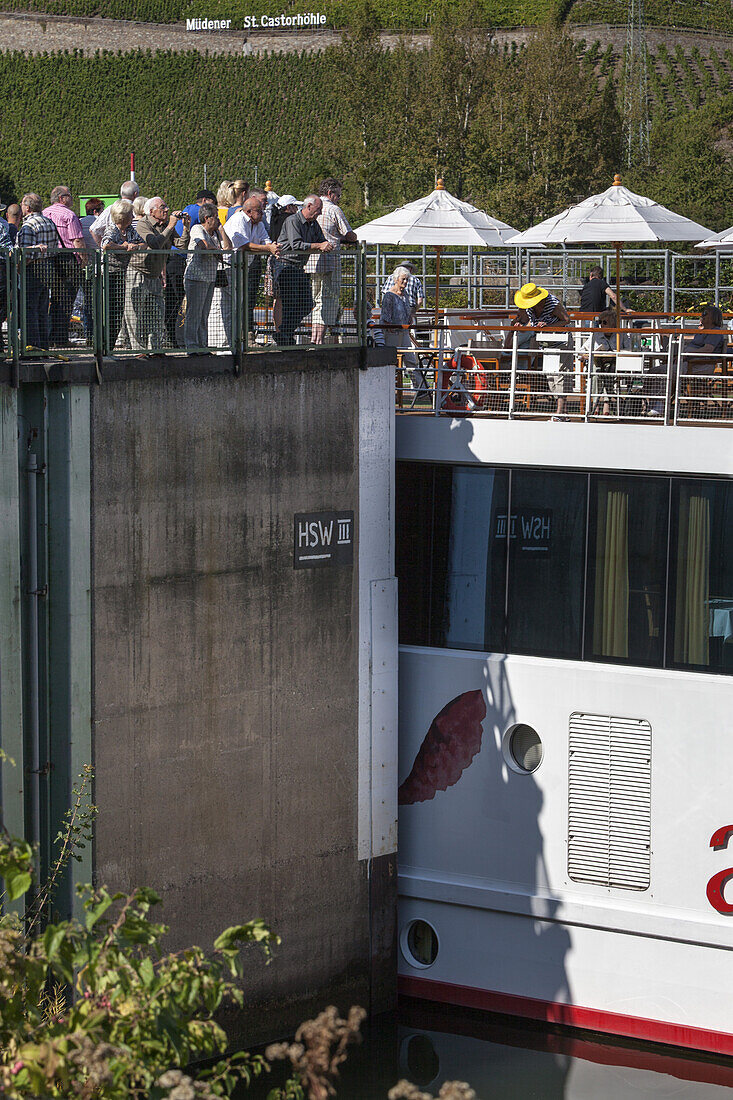 Arosa Kreuzfahrtschiff auf der Mosel in der Schleuse Müden, Eifel, Rheinland-Pfalz, Deutschland, Europa