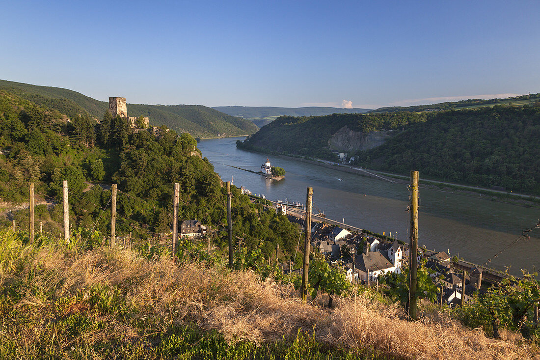 View of the Upper Middle Rhine Valley with Pfalzgrafenstein Castle in the Rhine and Gutenfels Castle above, near Kaub, Rheinland-Palatinate, Germany, Europe