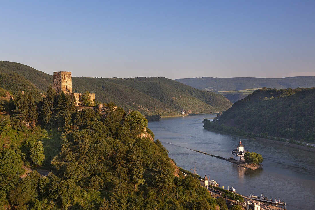 Blick ins Obere Mittelrheintal mit Burg Pfalzgrafenstein im Rhein und Burg Gutenfels oberhalb, bei Kaub, Rheinland-Pfalz, Deutschland, Europa