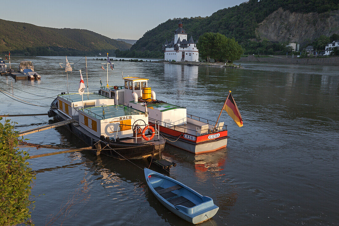 Schiffe auf dem Rhein vor Burg Pfalzgrafenstein, bei Kaub, Oberes Mittelrheintal, Rheinland-Pfalz, Deutschland, Europa