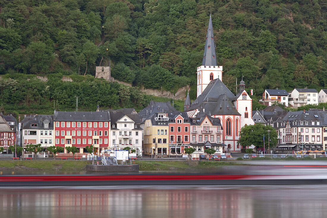 Blick über den Rhein auf die Altstadt von Sankt Goar mit der Stiftskirche, Oberes Mittelrheintal, Rheinland-Pfalz, Deutschland, Europa