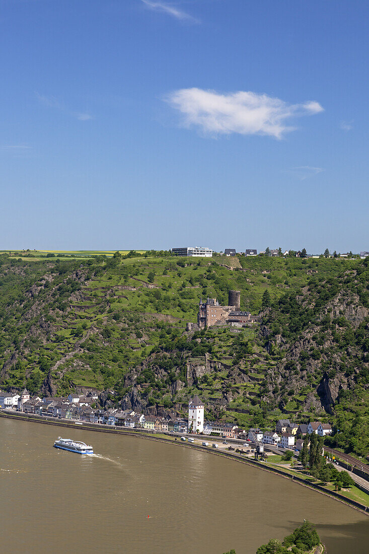 Blick von der Loreley nach St. Goarshausen und Rhein, Oberes Mittelrheintal, Rheinland-Pfalz, Deutschland, Europa