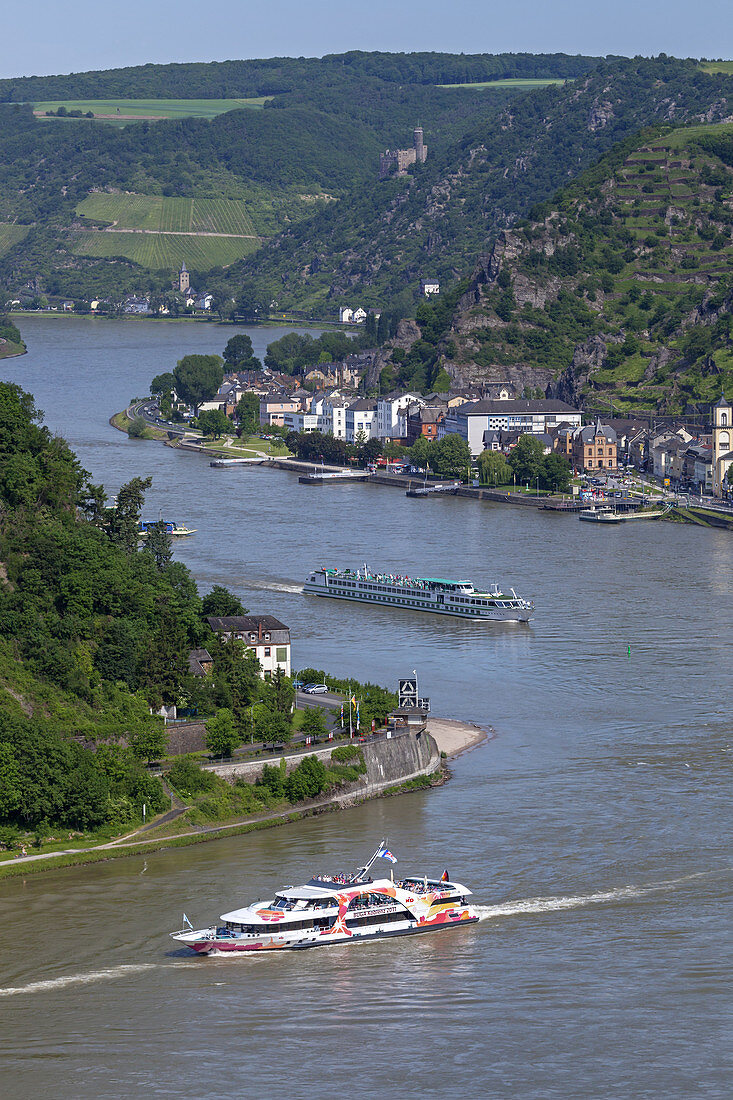 Blick von der Loreley nach St. Goarshausen und Rhein, Oberes Mittelrheintal, Rheinland-Pfalz, Deutschland, Europa