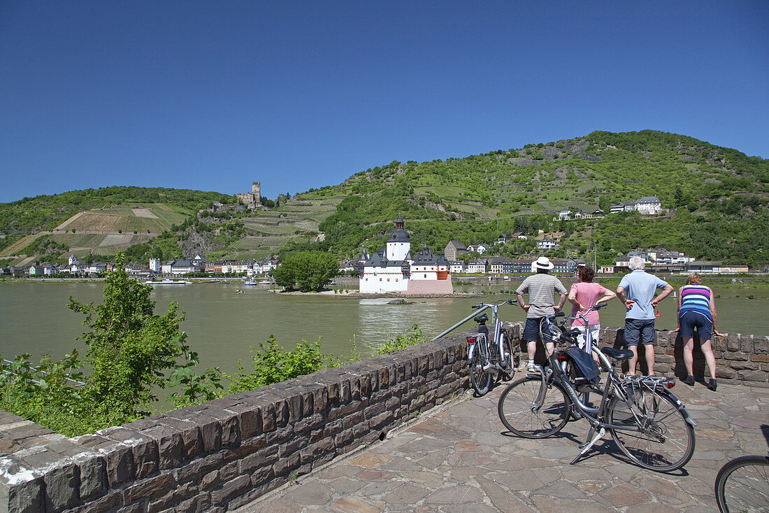 Cyclists in front of Pfalzgrafenstein Castle and Burg Gutenfels Castle by the Rhine, Kaub, Upper Middle Rhine Valley, Rheinland-Palatinate, Germany, Europe
