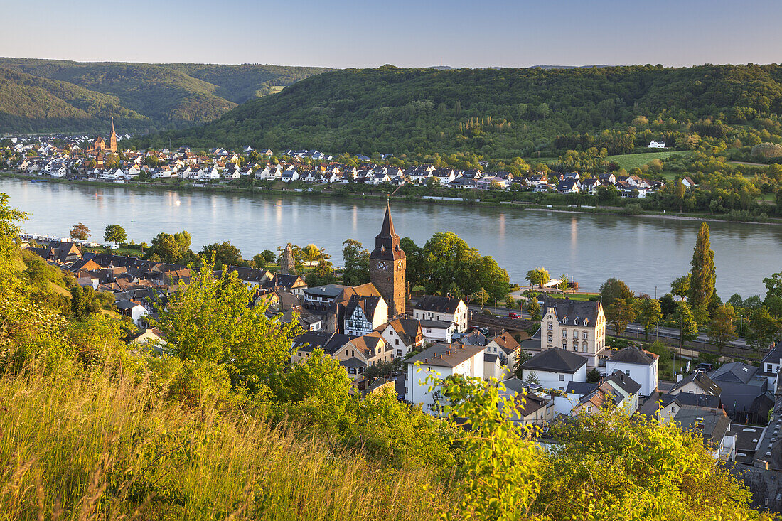 Blick auf Braubach am Rhein am anderen Rheinufer die Ortschaft Spay, Oberes Mittelrheintal, Rheinland-Pfalz, Deutschland, Europa