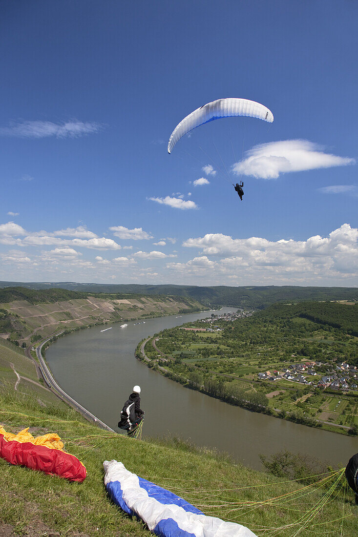 Gleitschirmflieger über der Rheinschleife bei Boppard, Oberes Mittelrheintal, Rheinland-Pfalz, Deutschland, Europa