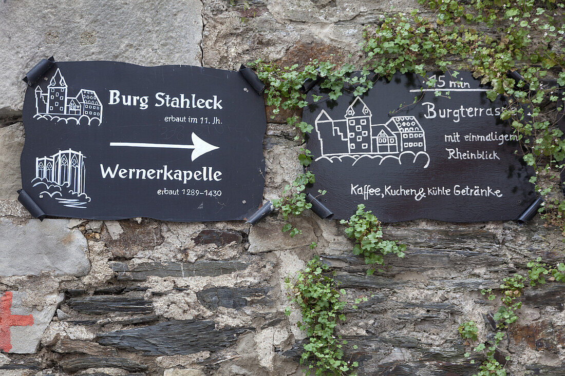 Wegweiser zur Burg Stahleck und Wernerkapelle in Bacharach am Rhein im Oberes Mittelrheintal, Rheinland-Pfalz, Deutschland, Europa